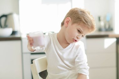 küçük çocuk süt içerken kapatmak dikey 