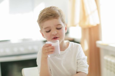 küçük çocuk süt içerken kapatmak dikey 