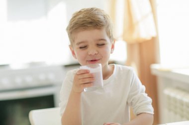 küçük çocuk süt içerken kapatmak dikey 