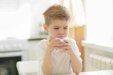 küçük çocuk süt içerken kapatmak dikey 