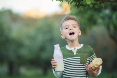 süt içme ve bahçede ekmek yemek küçük çocuk 