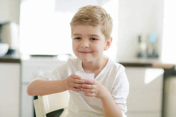 Niño Bebiendo Leche Cerca Retrato — Foto de Stock