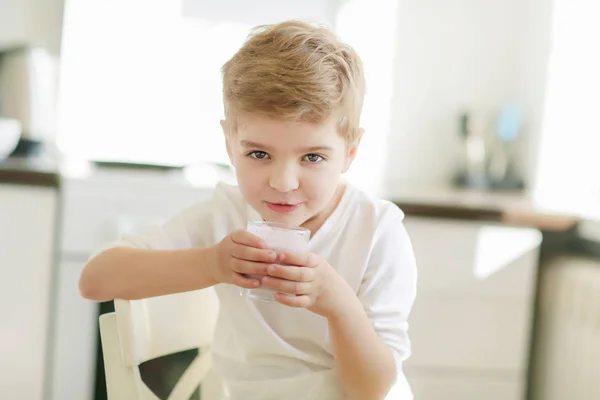 Malý Chlapec Konzumní Mléko Zblízka Portrétní — Stock fotografie