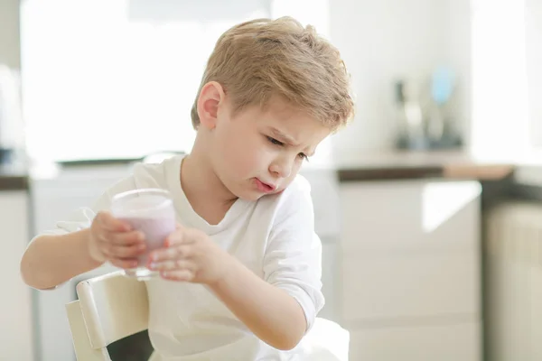 Niño Bebiendo Leche Cerca Retrato — Foto de Stock