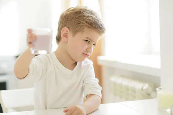 Niño Bebiendo Leche Cerca Retrato — Foto de Stock