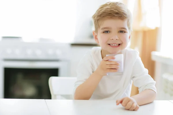 Niño Bebiendo Leche Cerca Retrato — Foto de Stock