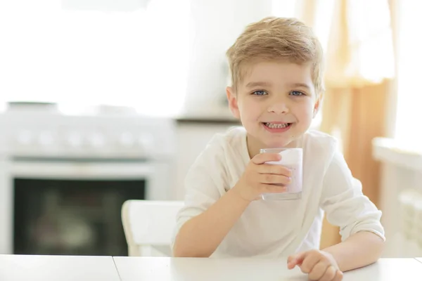 Niño Bebiendo Leche Cerca Retrato — Foto de Stock