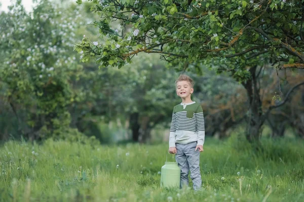 Sevimli Küçük Çocuk Bahçesinde Bulunan Can — Stok fotoğraf