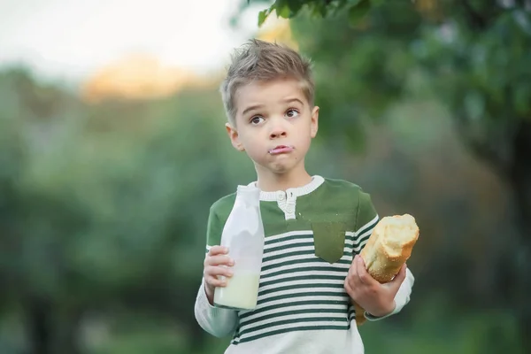 Niño Bebiendo Leche Comiendo Pan Jardín — Foto de Stock