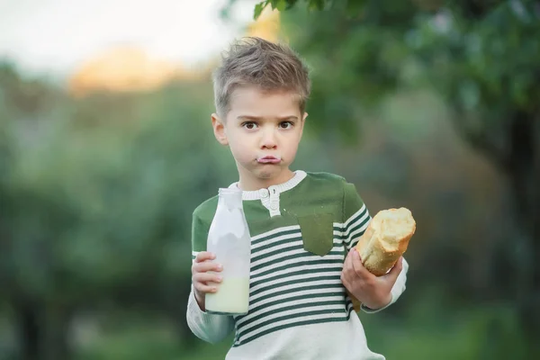 Niño Bebiendo Leche Comiendo Pan Jardín — Foto de Stock