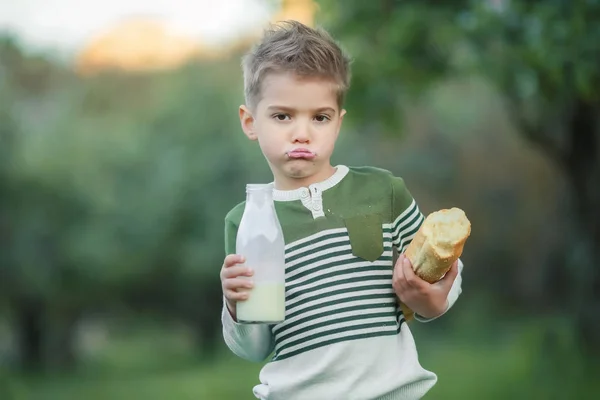 Niño Bebiendo Leche Comiendo Pan Jardín — Foto de Stock