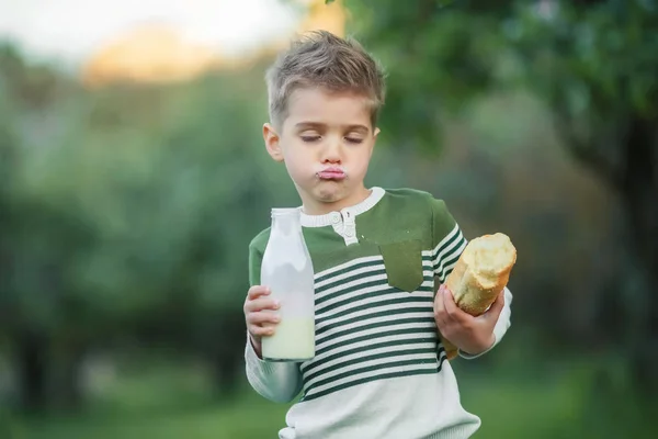 Niño Bebiendo Leche Comiendo Pan Jardín — Foto de Stock