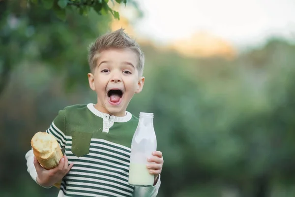 Jongetje Melk Drinken Het Eten Van Brood Tuin — Stockfoto