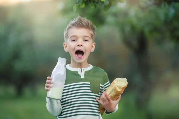 Niño Bebiendo Leche Comiendo Pan Jardín — Foto de Stock
