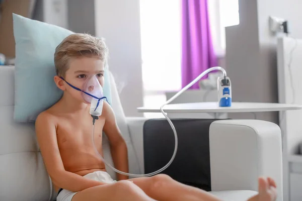 Gyermek Vesz Légzőszervi Inhalációs Terápia Otthon — Stock Fotó