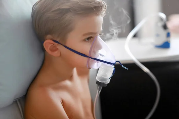 Παιδιού Λαμβάνοντας Αναπνευστικό Στο Σπίτι Θεραπεία Εισπνοής — Φωτογραφία Αρχείου