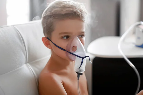 Criança Tratamento Respiratório Terapia Inalatória Casa — Fotografia de Stock