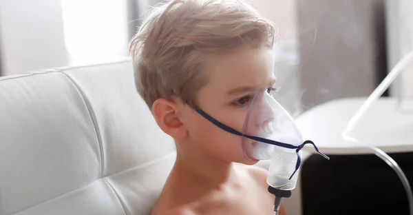 Criança Tratamento Respiratório Terapia Inalatória Casa — Fotografia de Stock