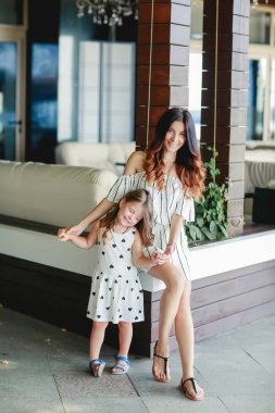 güzel anne ve kızı açık havada poz moda portre 