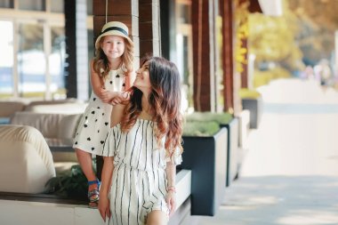 güzel anne ve kızı açık havada poz moda portre 