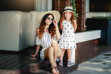 güzel anne ve kızı açık havada poz moda portre 