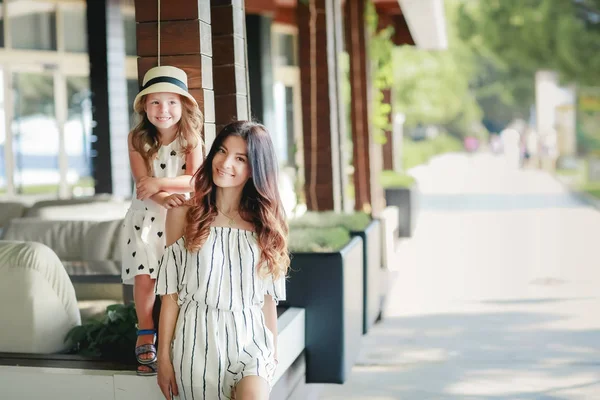 Moda Piękny Portret Piękne Matka Córka Pozowanie Zewnątrz — Zdjęcie stockowe