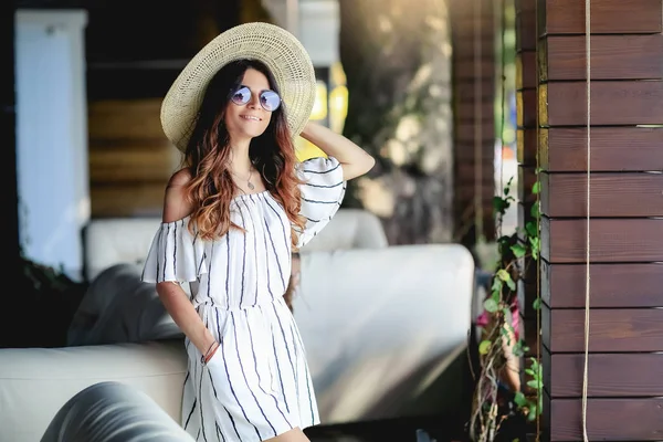 Retrato Aire Libre Joven Hermosa Niña Con Vestido Rayas Sombrero —  Fotos de Stock