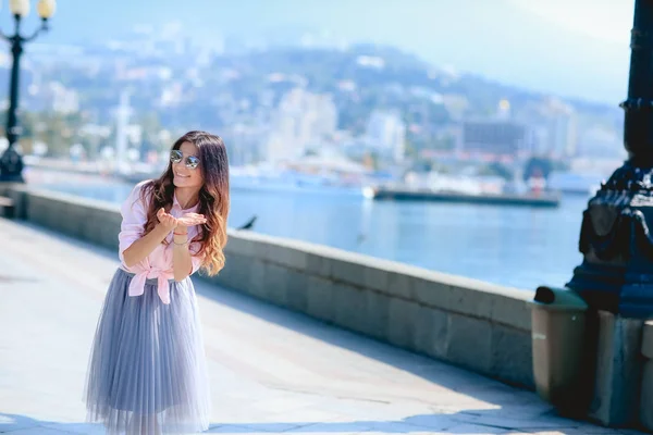 幸せな若い女性が桟橋にポーズの屋外のポートレート — ストック写真