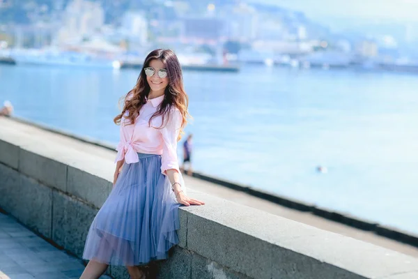 Retrato Aire Libre Joven Feliz Posando Muelle — Foto de Stock