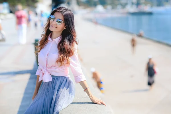 Außenporträt Einer Glücklichen Jungen Frau Die Auf Einem Pier Posiert — Stockfoto