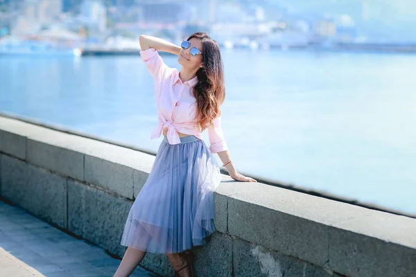 Außenporträt Einer Glücklichen Jungen Frau Die Auf Einem Pier Posiert — Stockfoto