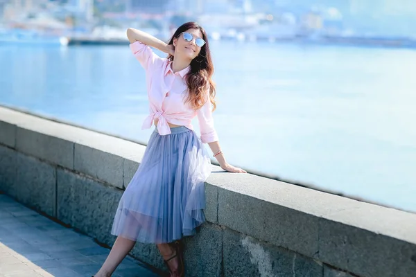 Retrato Aire Libre Joven Feliz Posando Muelle — Foto de Stock