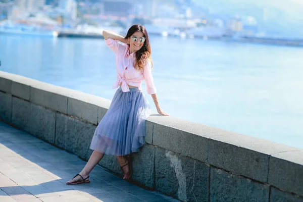 Außenporträt Einer Glücklichen Jungen Frau Die Auf Einem Pier Posiert — Stockfoto
