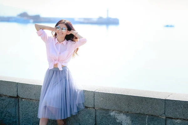 Retrato Aire Libre Joven Feliz Posando Muelle — Foto de Stock