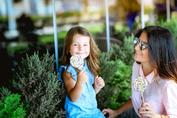 Mother Daughter Holding Lollipops — Stock Photo, Image