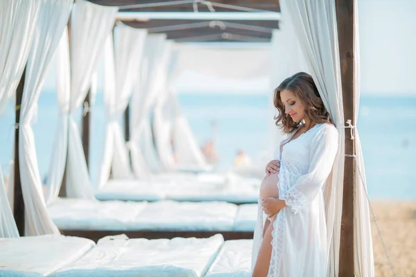 Açık Havada Beyaz Elbise Içinde Poz Güzel Hamile Kadın — Stok fotoğraf