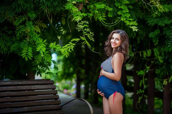 Krásná Těhotná Žena Pózuje Plavkách — Stock fotografie