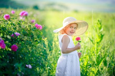 yeşil sahada poz sevimli küçük kız 