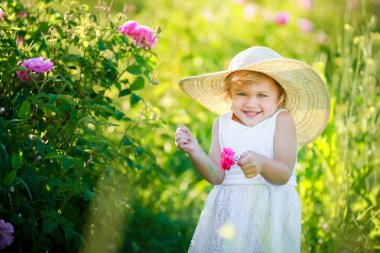 yeşil sahada poz sevimli küçük kız