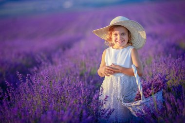 Lavanta sahada poz sevimli küçük kız 