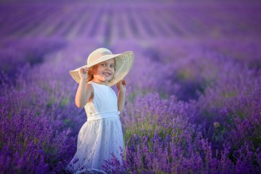 Lavanta sahada poz sevimli küçük kız 