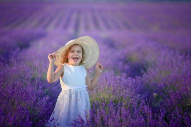 Lavanta sahada poz sevimli küçük kız 