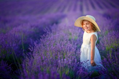 Lavanta sahada poz sevimli küçük kız 