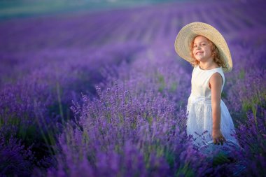 Lavanta sahada poz sevimli küçük kız 