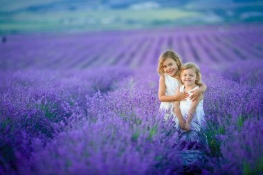 iki sevimli küçük kız lavanta sahada poz