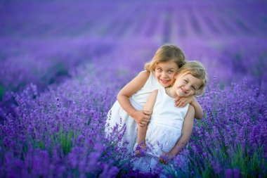 iki sevimli küçük kız lavanta sahada poz