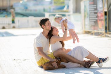 güzel aile açık havada poz ile köpek 