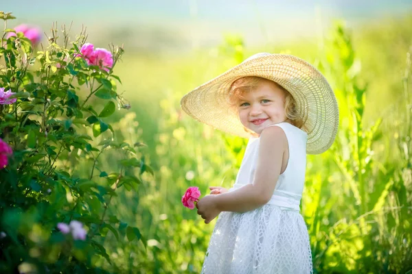 Yeşil Sahada Poz Sevimli Küçük Kız — Stok fotoğraf