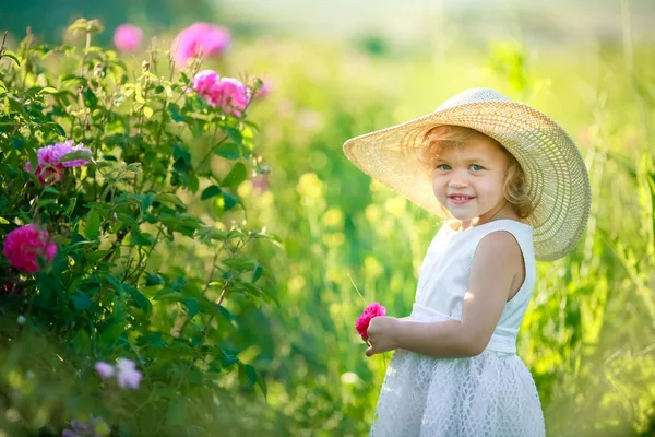 Милая Маленькая Девочка Позирует Зеленом Поле Белом Платье Шляпе — стоковое фото