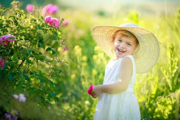 Sevimli Küçük Kız Beyaz Elbise Şapka Yeşil Alana Poz — Stok fotoğraf